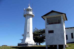 Construído em 1870, fica no final da Praia da Costa. Mede 12 metros de altura, com 9 m� de base. Sua luz, produzida por lâmpada de 3000watts, atinge 17 milhas marítimas.  O Museu Ferroviário Vila Velha é um museu da cidade de Vila Velha, Espírito Santo. Está situado na antiga Estação Pedro Nolasco da ferrovia Vitória-Minas, no bairro de Argolas, às margens da baía de Vitória.  A sua construção foi idealizada por João Maurício Wanderley, barão de Cotejipe, no ano de 1870, na cidade de Glascow (Escócia), visando orientar as embarcações que normalmente transitam de e para os portos de Vitória, Vila Velha e Tubarão. Foi inaugurado no ano seguinte (1871) pelo Imperador D. Pedro II (1840-1889). Atualmente as dependências do farol encontram-se abertas à visitação pública.  O farol eleva-se a doze metros de altura, com nove metros quadrados de base. A sua luz, produzida por uma lâmpada de 3.000 watts, alcança quinze milhas náuticas (27.780 metros). 